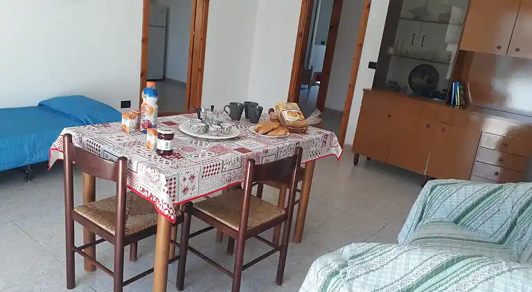 Ferienhaus mit Küche und Wohnzimmer sowie vorderem und