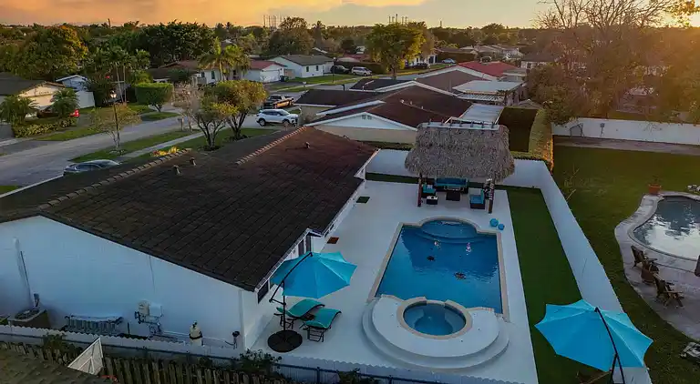 Maggie Home In Kendall - Pool And Tiki Bar