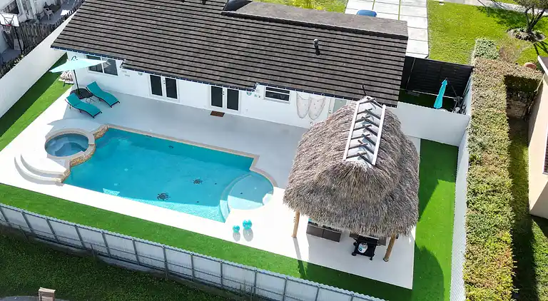 Maggie Home In Kendall - Pool And Tiki Bar