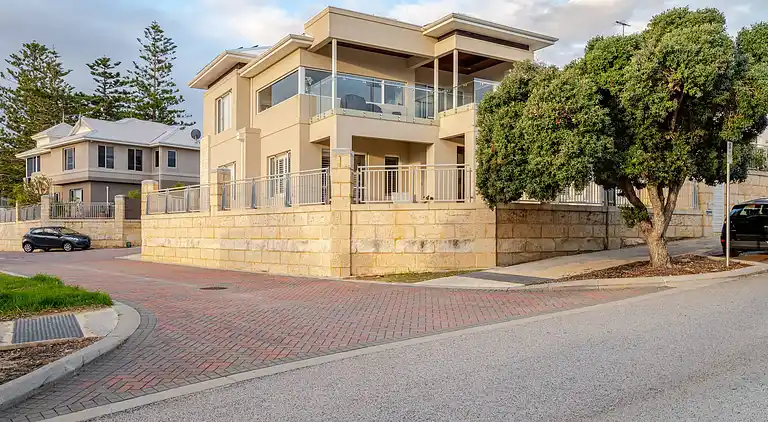 Located in the Mindarie Marina a Luxury House in a Perfect