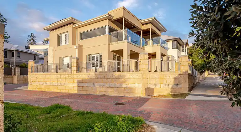 Located in the Mindarie Marina a Luxury House in a Perfect