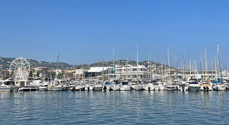 Cannes center - very practical - all comfort