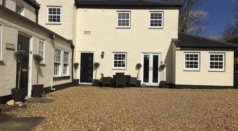 3-Zimmer-Cottage mit eigenem Garten und Parkplatz in der