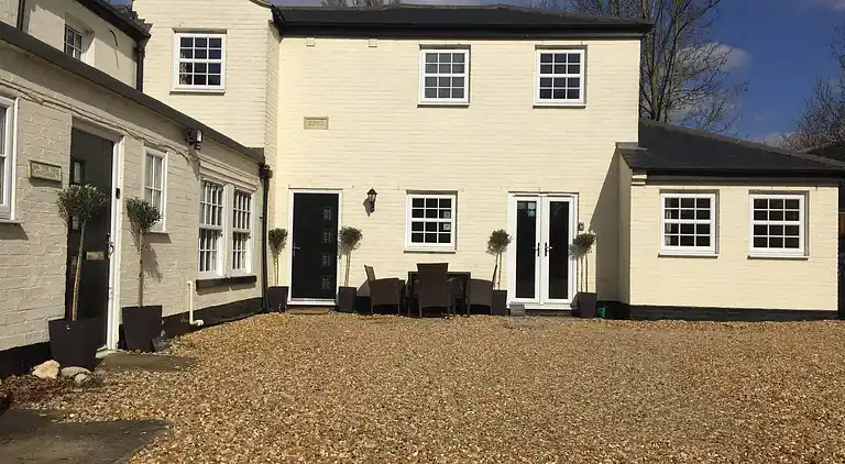 3-Zimmer-Cottage mit eigenem Garten und Parkplatz in der