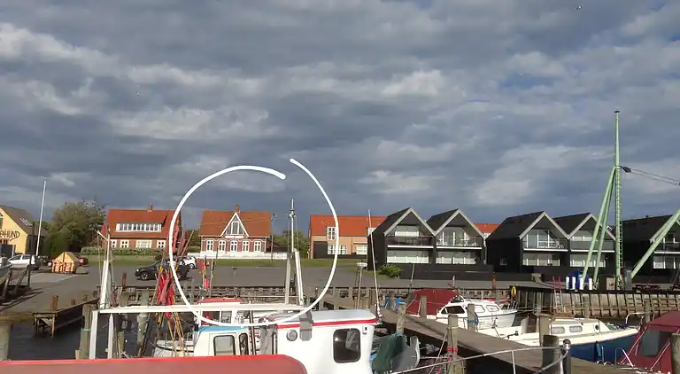 Ferienhaus mit Blick auf Meer und Hafen