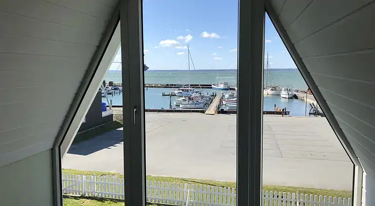 Ferienhaus mit Blick auf Meer und Hafen