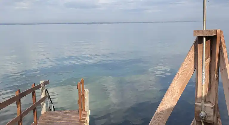 Ferienhaus mit Blick auf Meer und Hafen