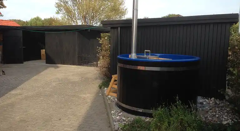 Ferienhaus mit Blick auf Meer und Hafen