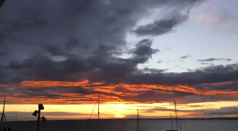 Ferienhaus mit Blick auf Meer und Hafen
