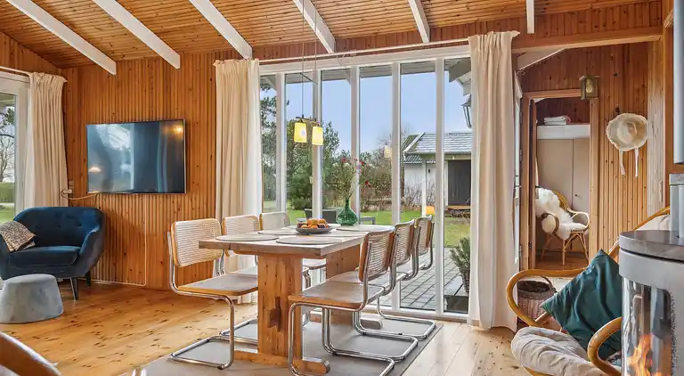 Idyllisk sommerhus få meter fra kysten