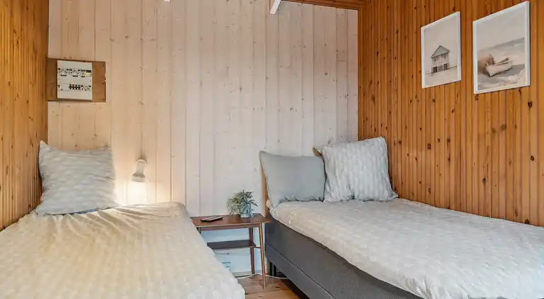 Idyllisk sommerhus få meter fra kysten