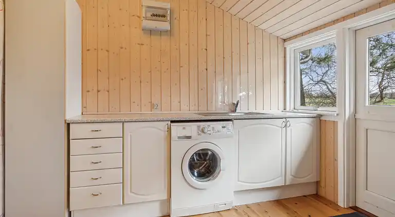 Idyllisk sommerhus få meter fra kysten