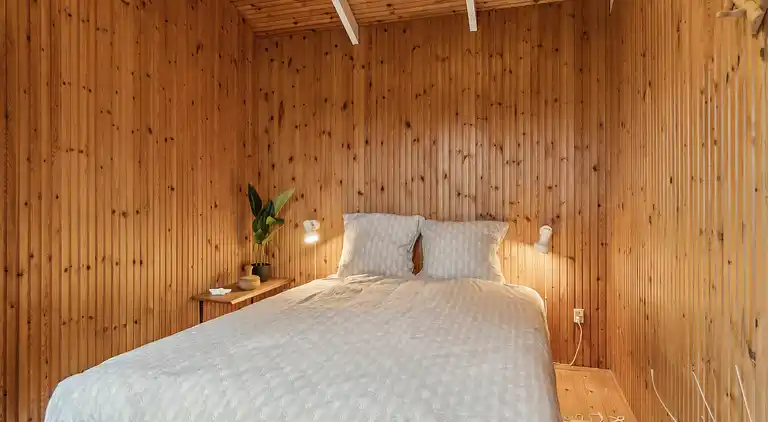 Idyllisk sommerhus få meter fra kysten