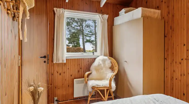 Idyllisk sommerhus få meter fra kysten