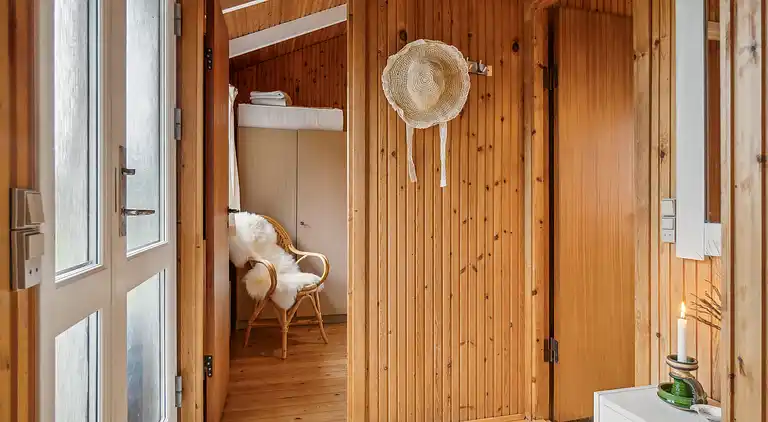 Idyllisk sommerhus få meter fra kysten