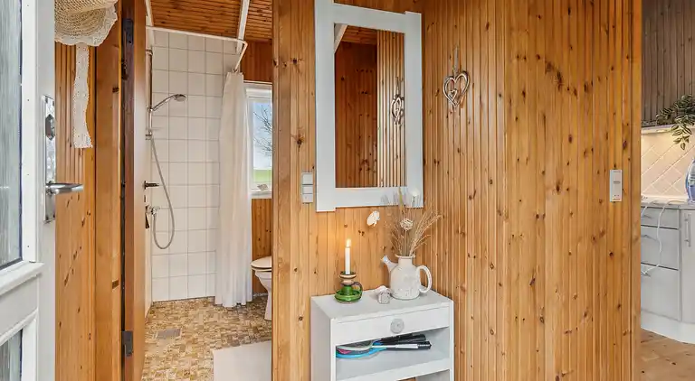 Idyllisk sommerhus få meter fra kysten