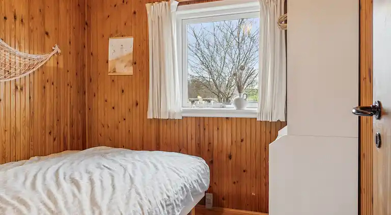 Idyllisk sommerhus få meter fra kysten