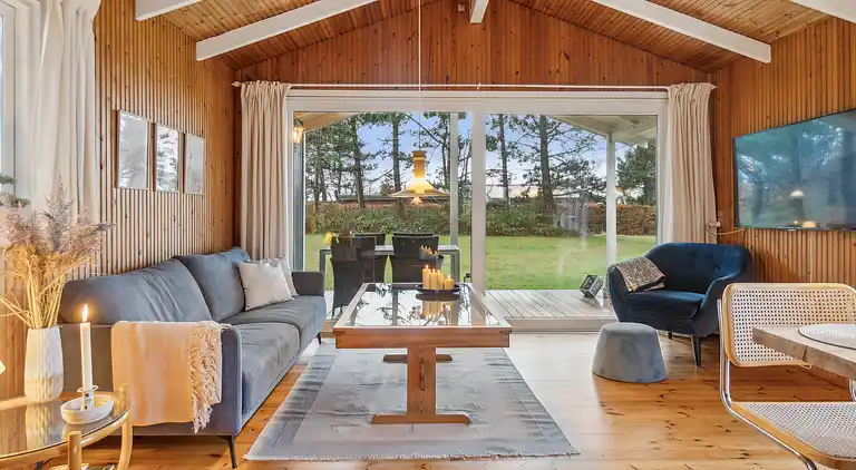 Idyllisk sommerhus få meter fra kysten