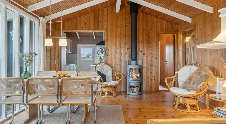 Idyllisk sommerhus få meter fra kysten