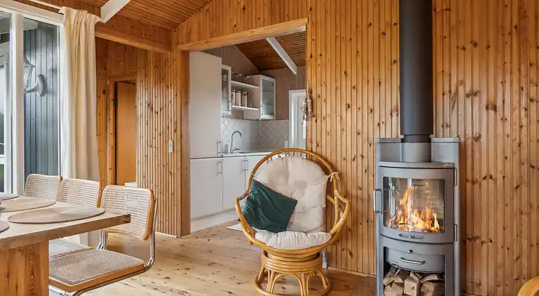 Idyllisk sommerhus få meter fra kysten