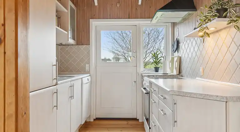 Idyllisk sommerhus få meter fra kysten