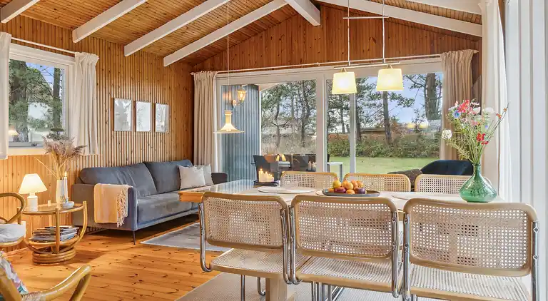 Idyllisk sommerhus få meter fra kysten