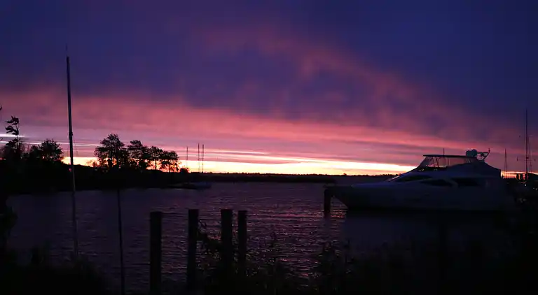 Maison de vacances moderne dans un canal typiquement