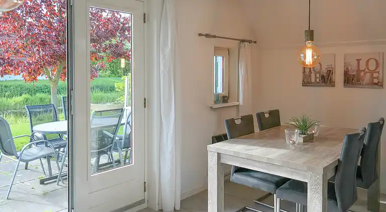 Maison de vacances moderne dans un canal typiquement