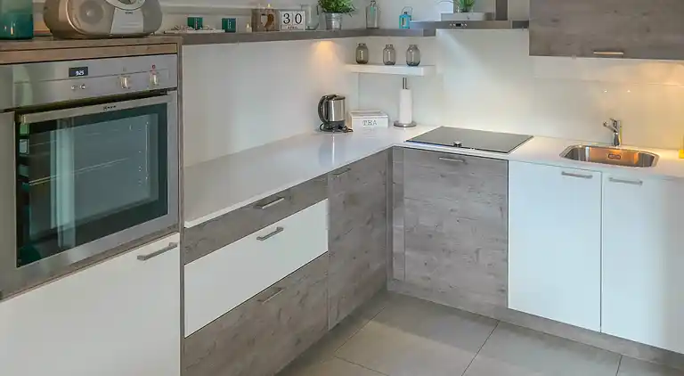 Maison de vacances moderne dans un canal typiquement