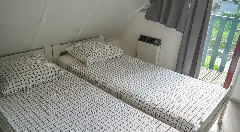 Maison de vacances moderne dans un canal typiquement