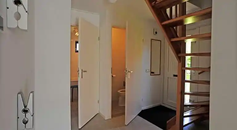 Maison de vacances moderne dans un canal typiquement