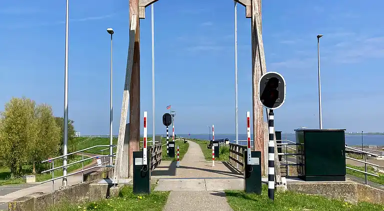Maison de vacances moderne dans un canal typiquement