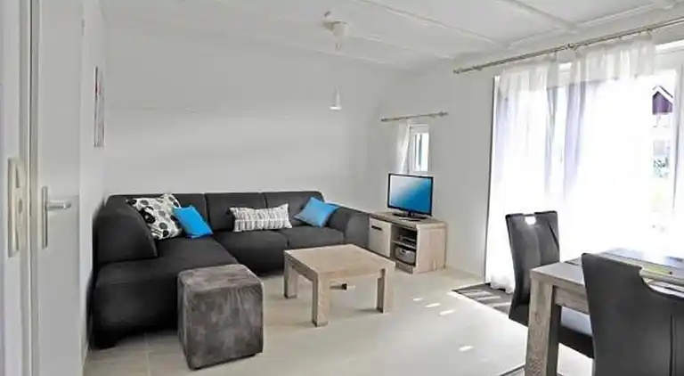 Maison de vacances moderne dans un canal typiquement