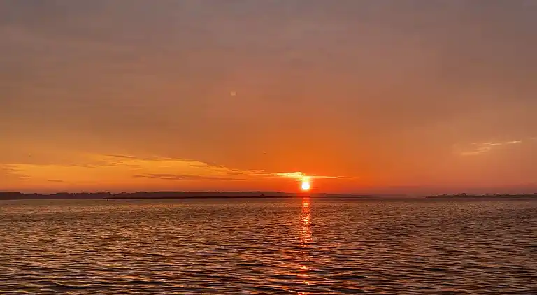 Maison de vacances moderne dans un canal typiquement