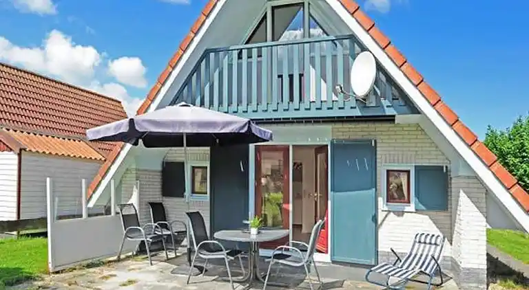 Maison de vacances moderne dans un canal typiquement