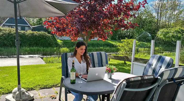 Maison de vacances moderne dans un canal typiquement