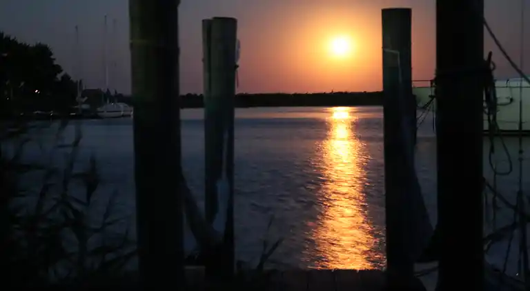 Maison de vacances moderne dans un canal typiquement
