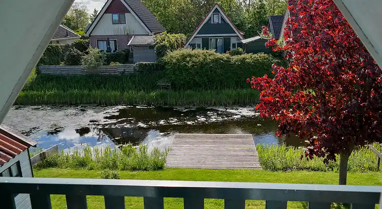 Maison de vacances moderne dans un canal typiquement