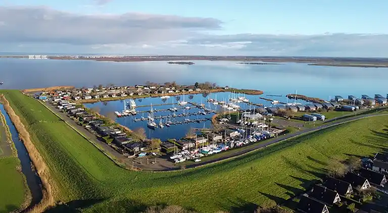 Maison de vacances moderne dans un canal typiquement