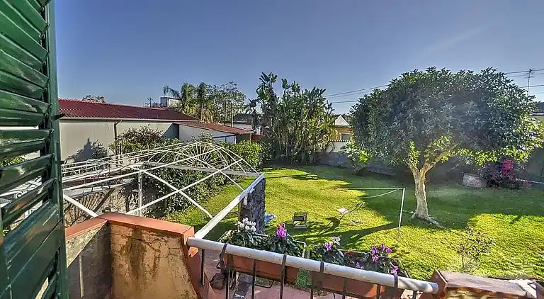 Haus mit Garten in der Nähe des Meeres