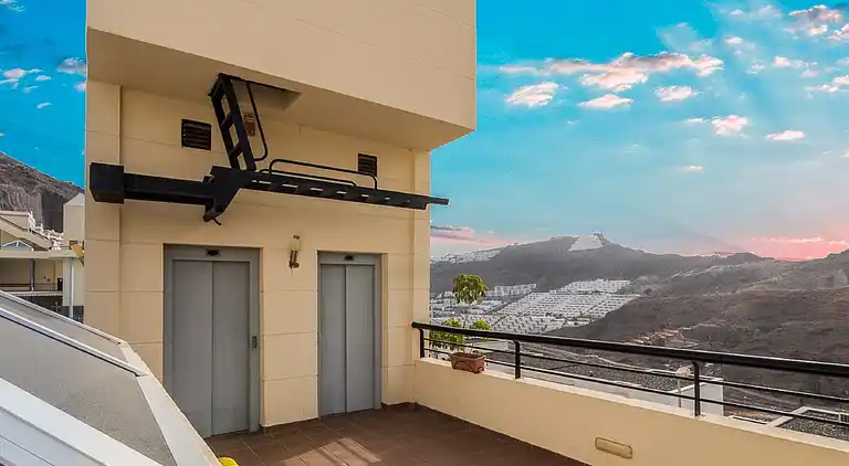 Modernes Einfamilienhaus über dem Schwimmbad