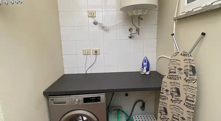 Modernes Einfamilienhaus über dem Schwimmbad