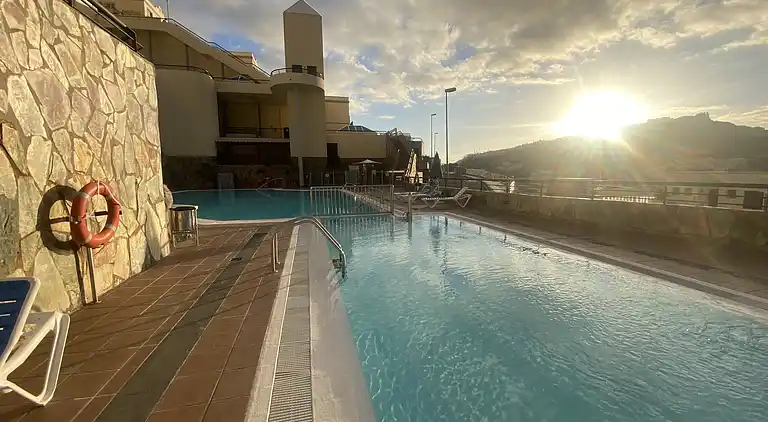 Modernes Einfamilienhaus über dem Schwimmbad
