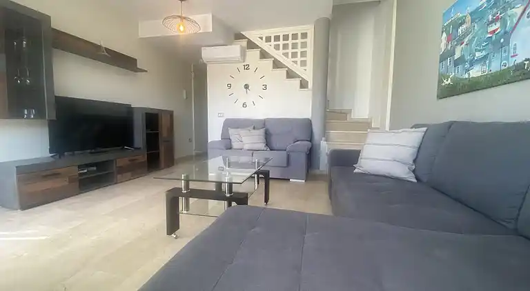 Modernes Einfamilienhaus über dem Schwimmbad