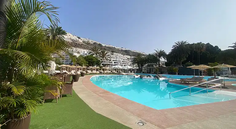 Modernes Einfamilienhaus über dem Schwimmbad