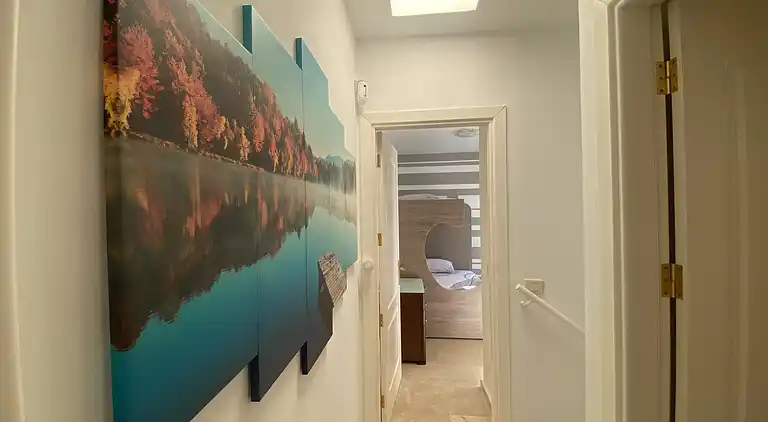 Modernes Einfamilienhaus über dem Schwimmbad