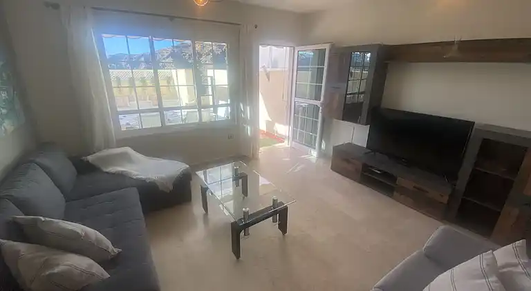 Modernes Einfamilienhaus über dem Schwimmbad