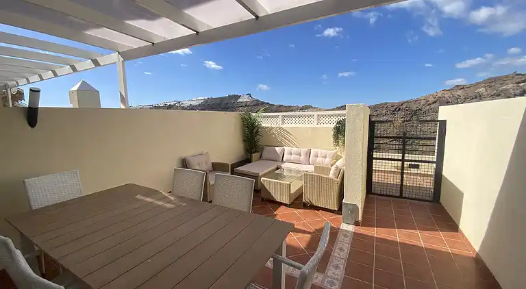Modernes Einfamilienhaus über dem Schwimmbad