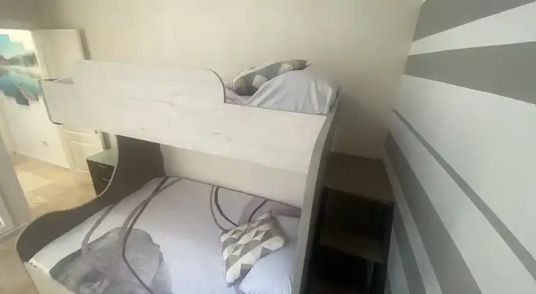 Modernes Einfamilienhaus über dem Schwimmbad