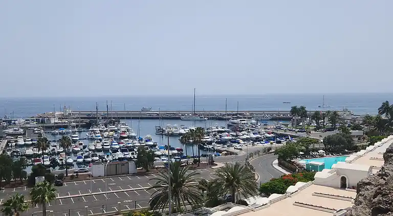 Modernes Einfamilienhaus über dem Schwimmbad
